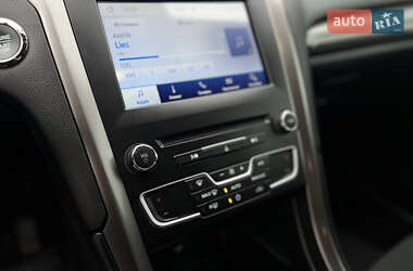 Седан Ford Fusion 2016 в 
