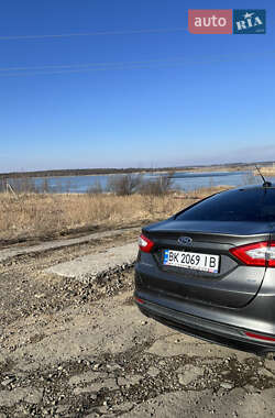 Седан Ford Fusion 2015 в 