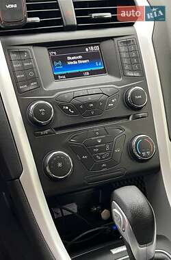 Седан Ford Fusion 2015 в 