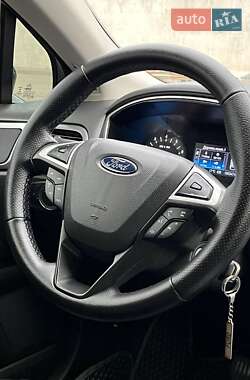 Седан Ford Fusion 2015 в 