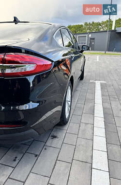 Седан Ford Fusion 2018 в 
