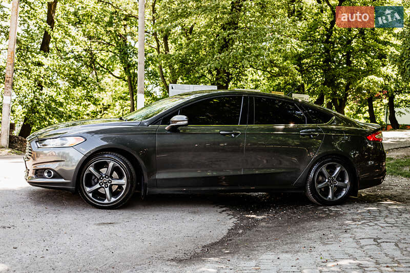 Седан Ford Fusion 2016 в Остроге