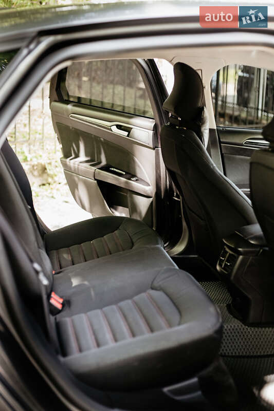 Седан Ford Fusion 2016 в Остроге