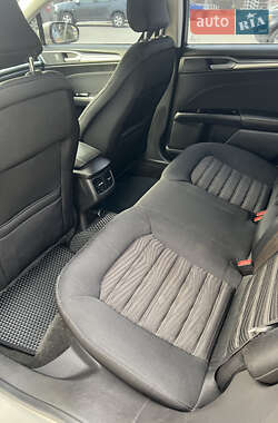 Седан Ford Fusion 2015 в 