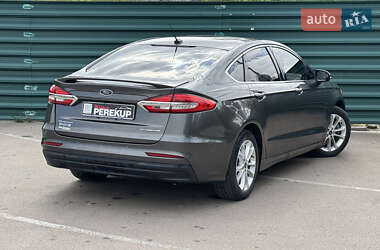Седан Ford Fusion 2019 в 