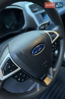 Седан Ford Fusion 2015 в 