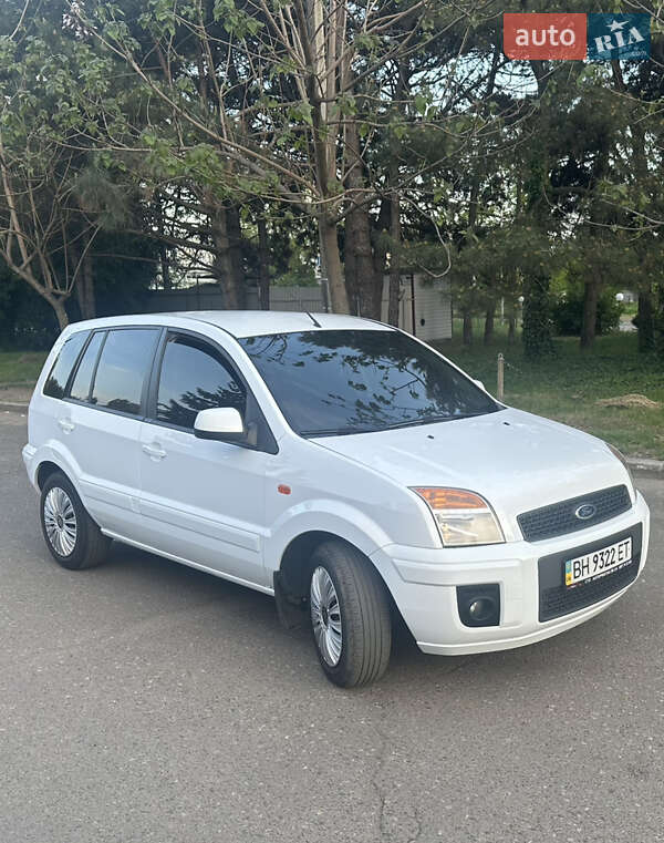 Хэтчбек Ford Fusion 2011 в 
