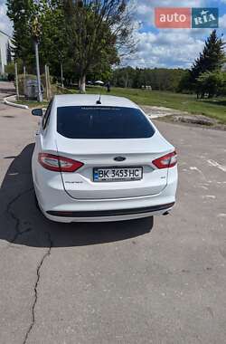 Седан Ford Fusion 2016 в 