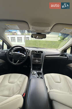 Седан Ford Fusion 2016 в 