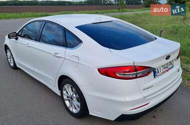 Седан Ford Fusion 2019 в 