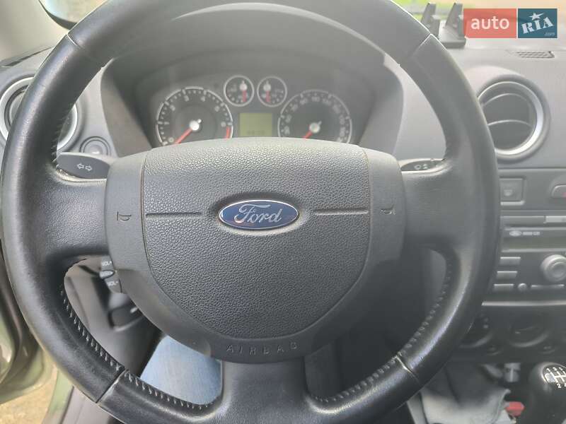 Хэтчбек Ford Fusion 2005 в 