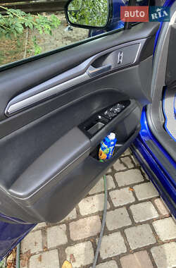 Седан Ford Fusion 2015 в 