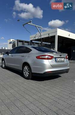 Седан Ford Fusion 2016 в 