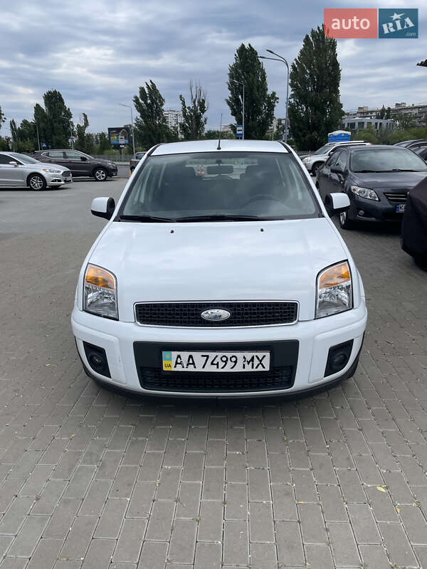 Хэтчбек Ford Fusion 2010 в 