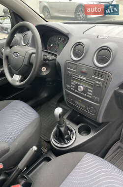 Хэтчбек Ford Fusion 2010 в 