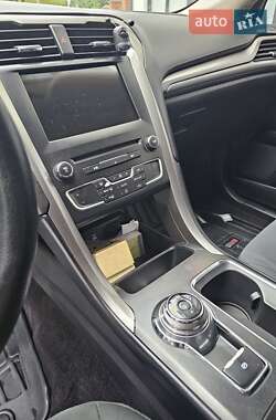 Седан Ford Fusion 2016 в 