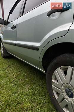 Хэтчбек Ford Fusion 2002 в 