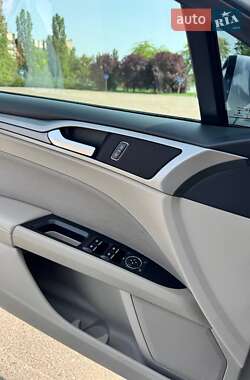 Седан Ford Fusion 2017 в 