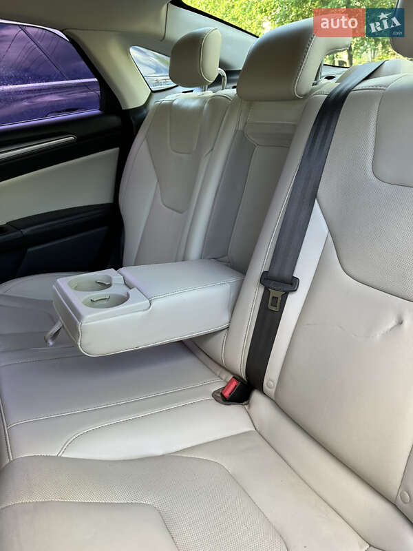 Седан Ford Fusion 2015 в Новомосковську