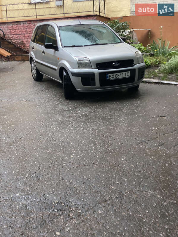Хэтчбек Ford Fusion 2003 в 