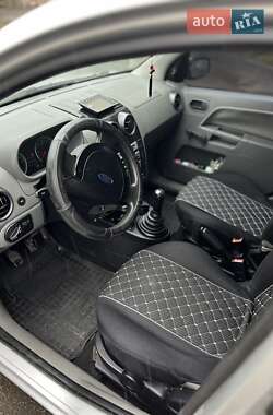 Хэтчбек Ford Fusion 2004 в 