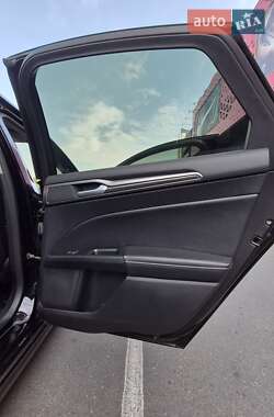 Седан Ford Fusion 2017 в 
