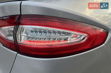 Седан Ford Fusion 2016 в 