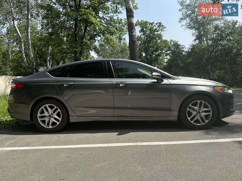 Седан Ford Fusion 2013 в Новомосковську