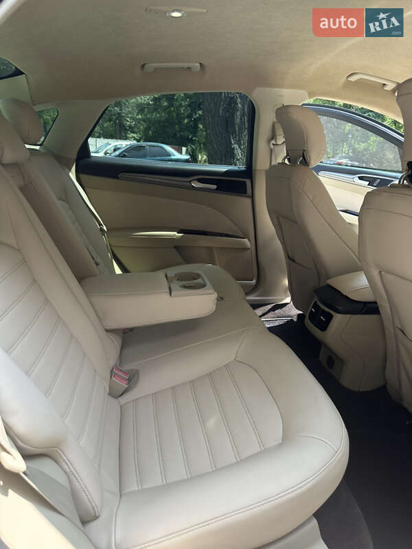 Седан Ford Fusion 2013 в Новомосковську