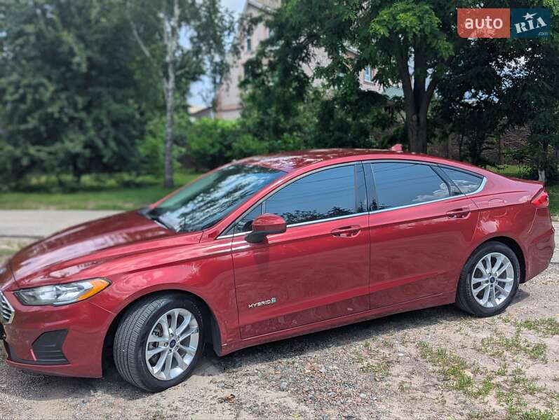 Седан Ford Fusion 2019 в 