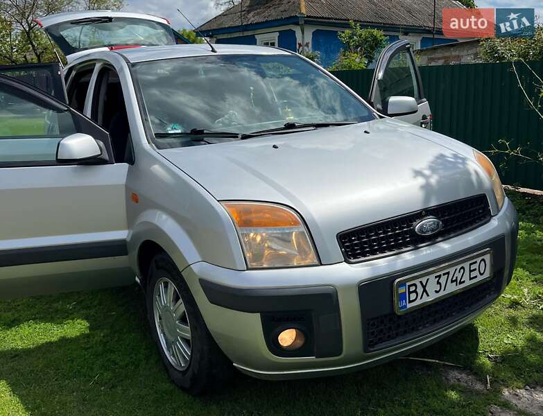 Хэтчбек Ford Fusion 2006 в Старой Синяве