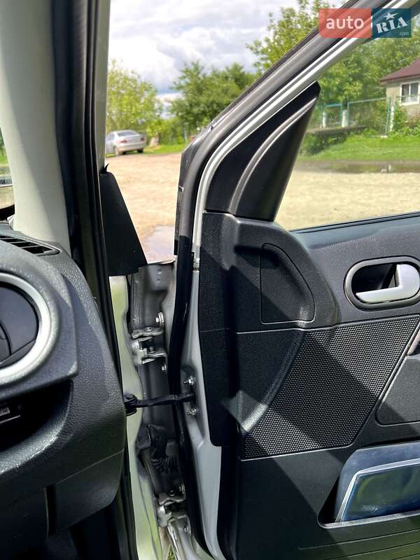Хэтчбек Ford Fusion 2006 в Старой Синяве