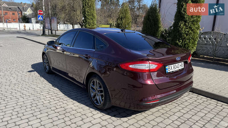 Седан Ford Fusion 2013 в Остроге