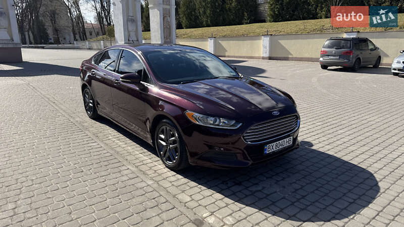 Седан Ford Fusion 2013 в Остроге