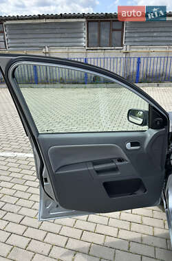 Хэтчбек Ford Fusion 2005 в 