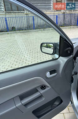 Хэтчбек Ford Fusion 2005 в 