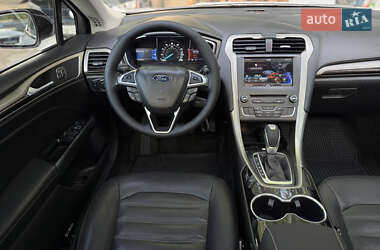 Седан Ford Fusion 2016 в 