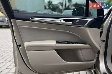 Седан Ford Fusion 2016 в 