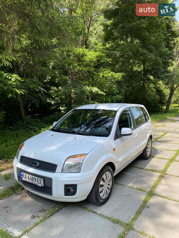 Хэтчбек Ford Fusion 2010 в 