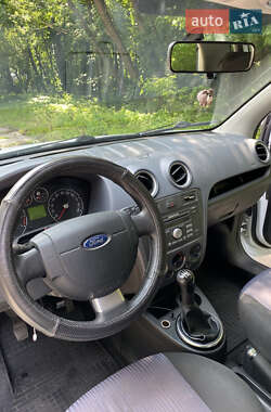 Хэтчбек Ford Fusion 2010 в 
