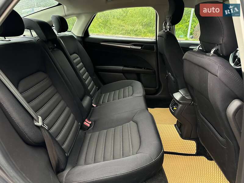 Седан Ford Fusion 2013 в Стрию