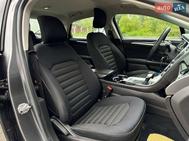 Седан Ford Fusion 2013 в Стрию