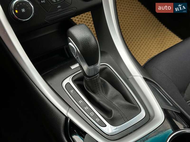 Седан Ford Fusion 2013 в Стрию