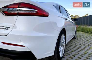 Седан Ford Fusion 2019 в 