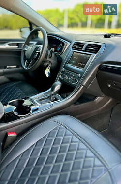Седан Ford Fusion 2015 в 