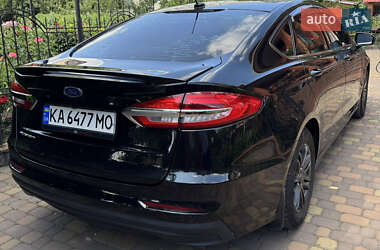 Седан Ford Fusion 2019 в 