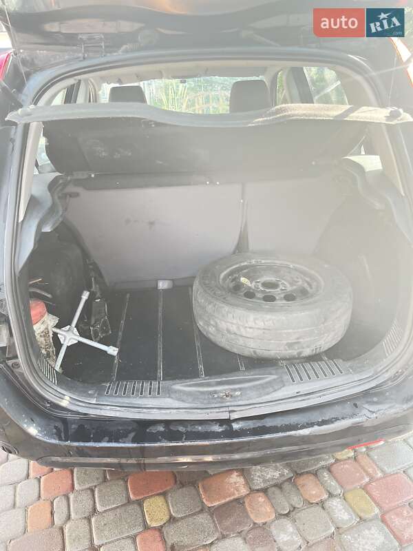 Хэтчбек Ford Fusion 2006 в Тараще