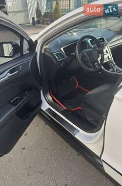 Седан Ford Fusion 2016 в 