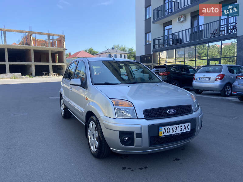 Хэтчбек Ford Fusion 2010 в 