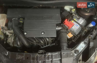 Хэтчбек Ford Fusion 2011 в 